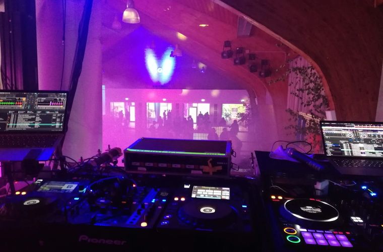 Event-DJ in Wuppertal bei einer Firmenfeier mit Lichttechnik