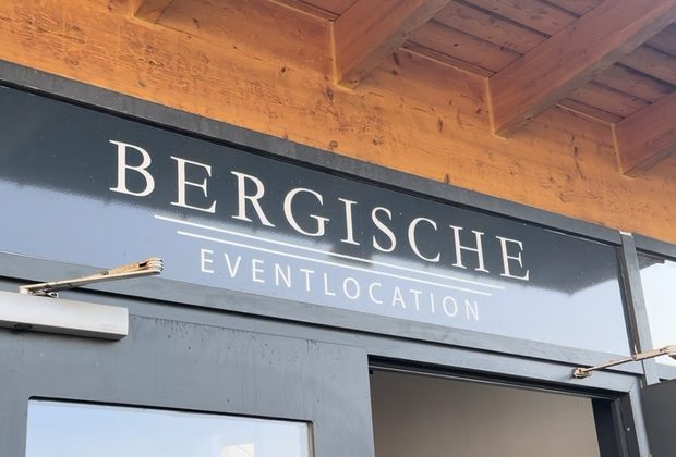 Bergische Eventlocation in Wuppertal - Eingangsbereich mit Schriftzug