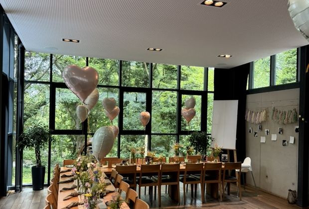 Café Podest im Skulpturenpark Wuppertal - Wintergarten mit festlich gedeckter Tafel