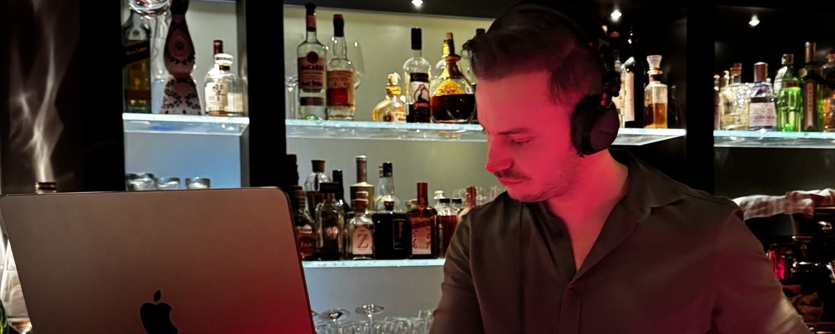 DJ Janis Hopfer bei einer Veranstaltung in Wuppertal