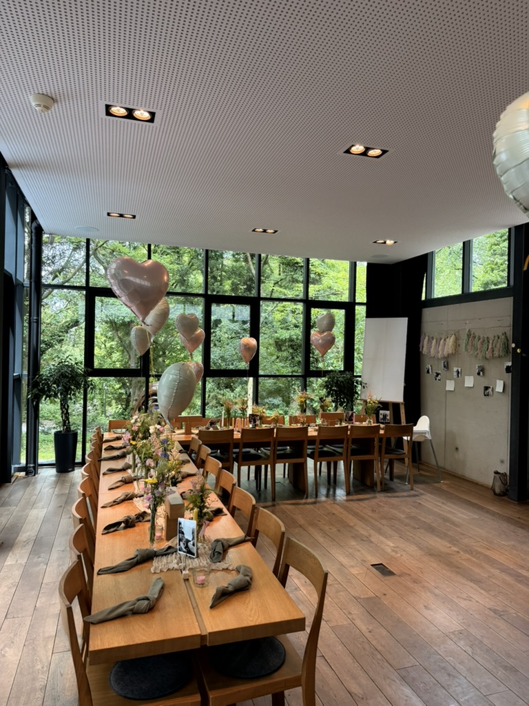 Café Podest im Skulpturenpark Wuppertal - moderner Saal mit Panoramafenstern und festlich gedeckten Tischen