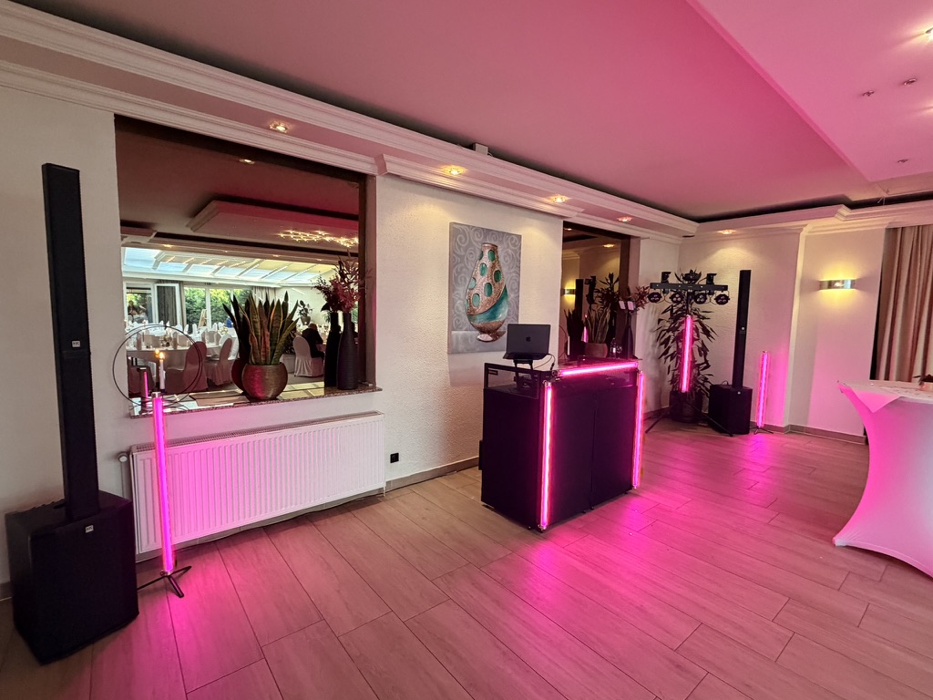 DJ-Setup mit pinken LED-Tubes - professionelles Equipment für Hochzeiten