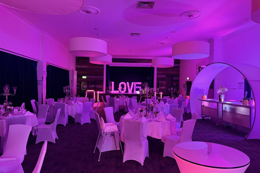 Festsaal im Schützenhaus Remscheid, bestuhlt für eine Hochzeitsfeier mit LOVE-Schriftzug