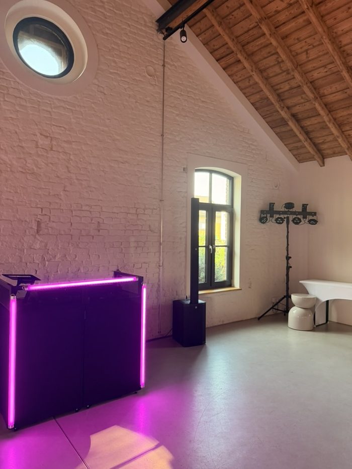 DJ-Setup mit LED-beleuchtetem Pult im The Hof Concept Ratingen