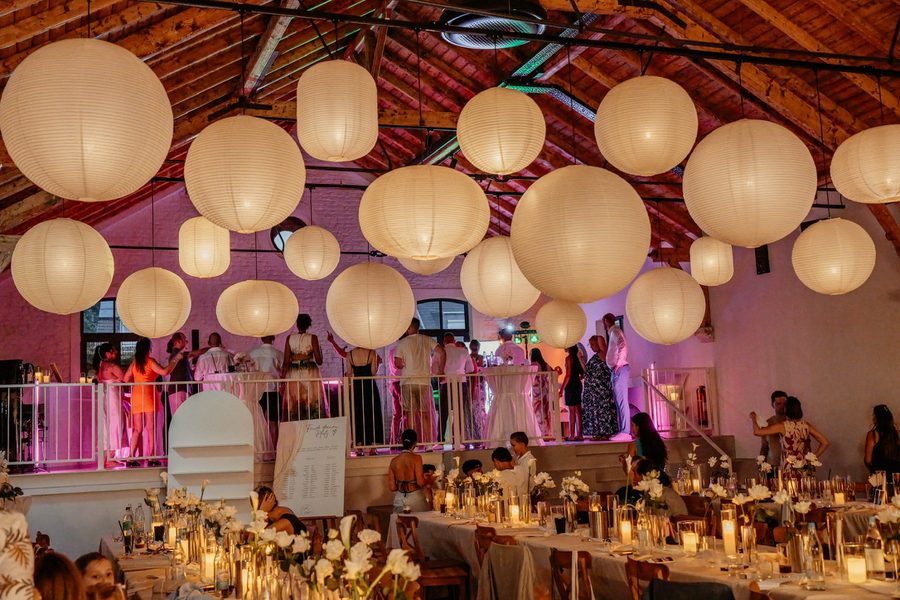 Festlich eingedeckte Hochzeitstafel unter offener Dachkonstruktion im The Hof Concept Ratingen