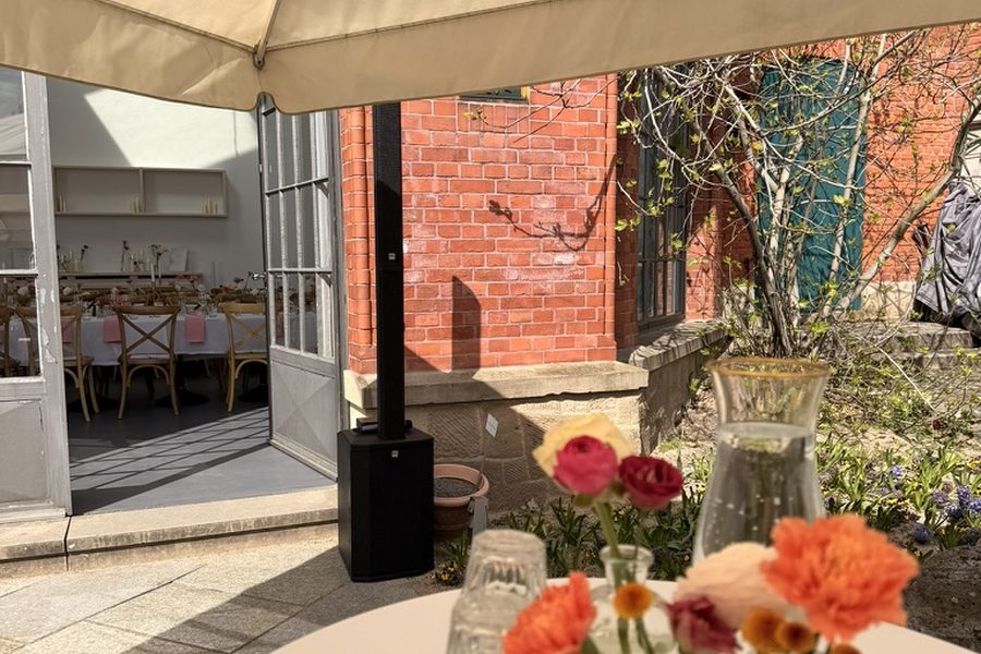 Orangerie auf der Hardt in Wuppertal, Außenterrasse mit Pavillon und festlich gedeckten Tischen