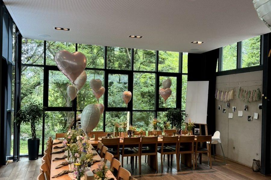 Café Podest im Skulpturenpark Wuppertal, Wintergarten mit festlich gedeckter Tafel